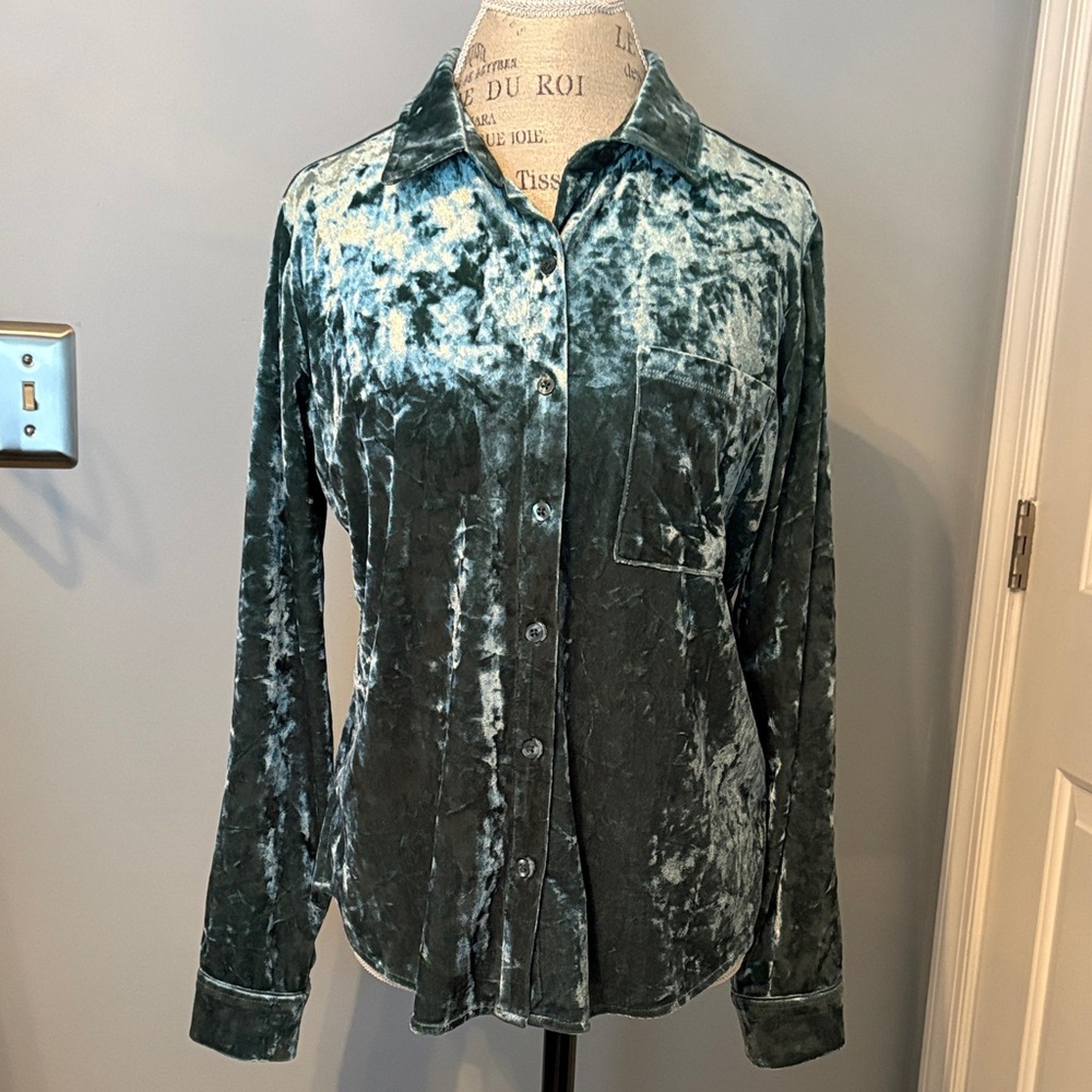 Luxurious Velvet Button-Down Shirt in Green